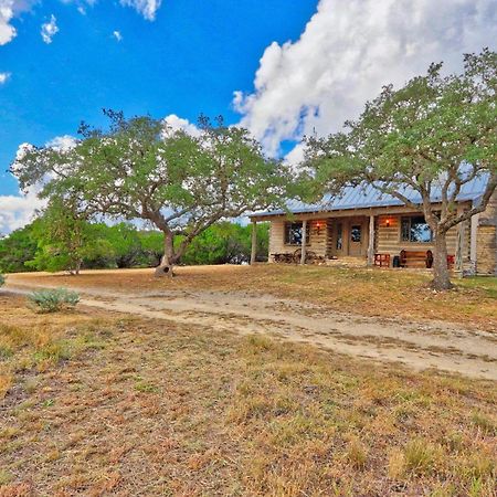 Log Cabin At Old Glory Ranch Wimberley Dış mekan fotoğraf