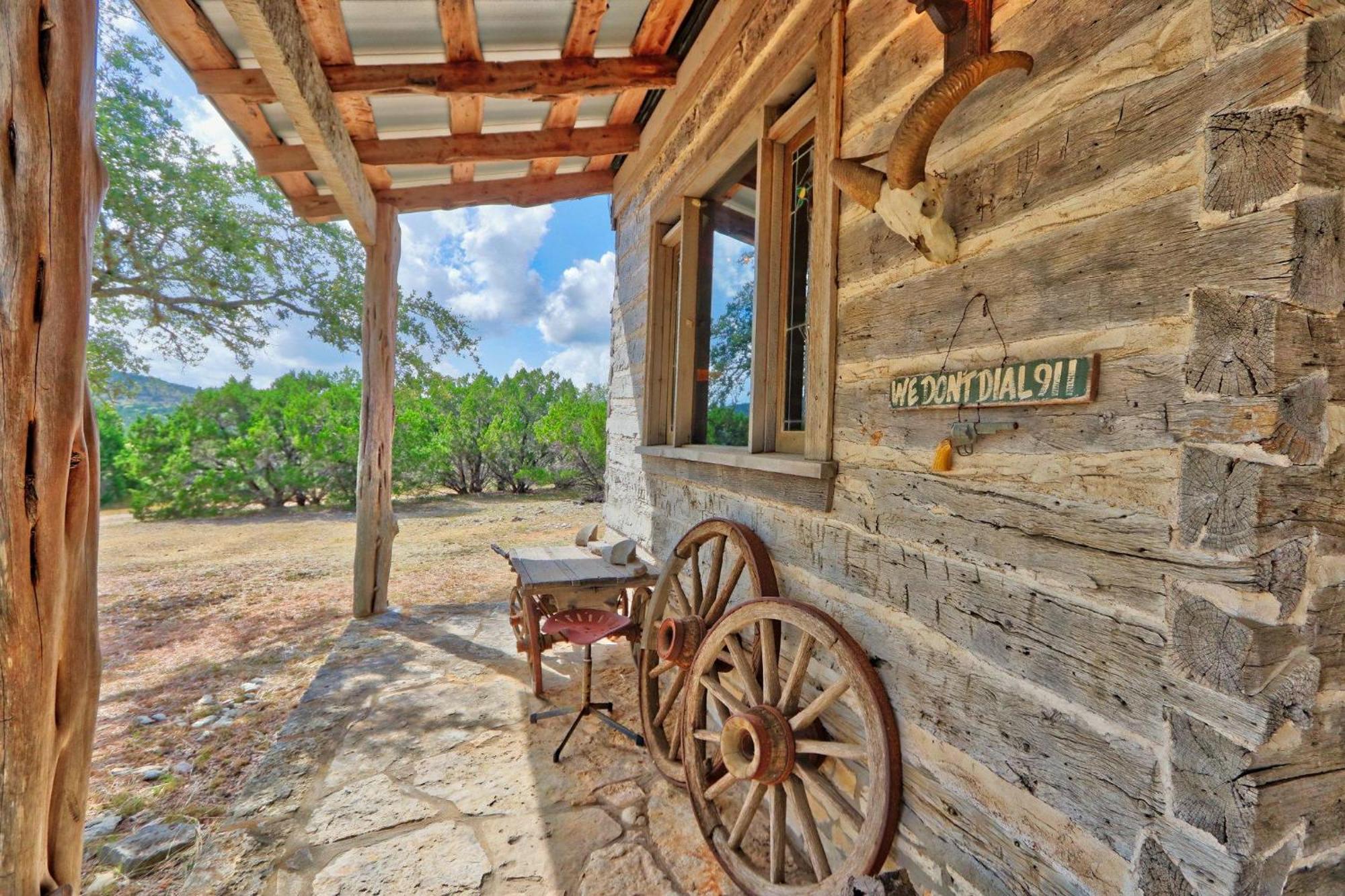 Log Cabin At Old Glory Ranch Wimberley Dış mekan fotoğraf