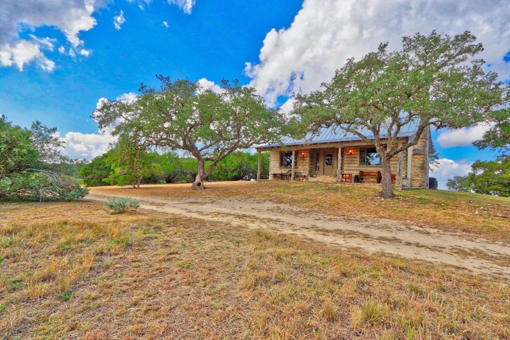 Log Cabin At Old Glory Ranch Wimberley Dış mekan fotoğraf